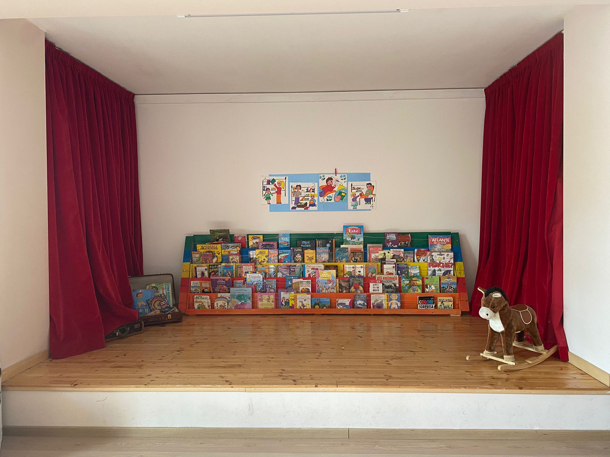 Un'immagine che ritrae scaffalature, mensola, libreria, design d'interni e camera.