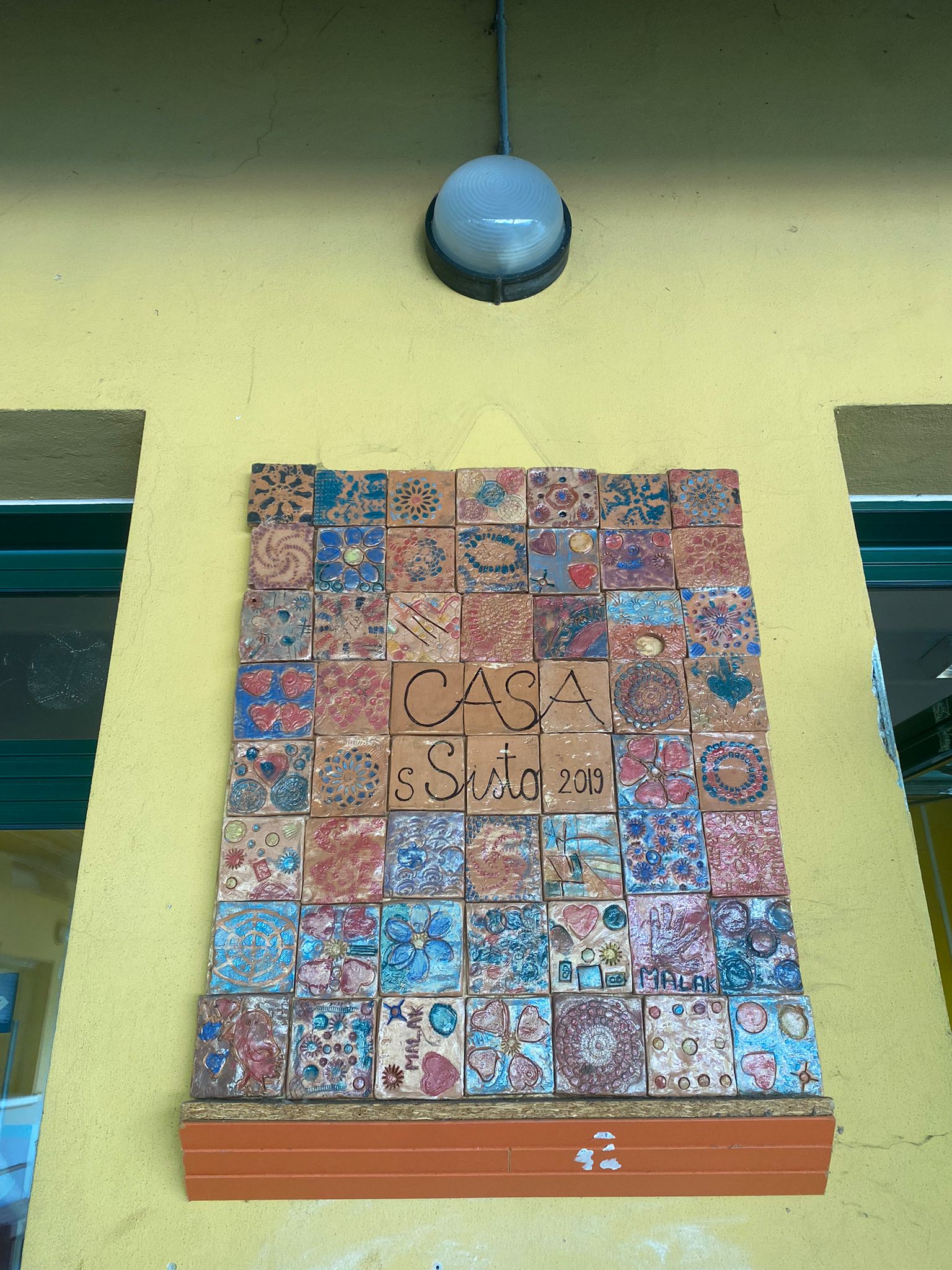 Un'immagine che ritrae mosaico, arti creative, piastrella e colore.