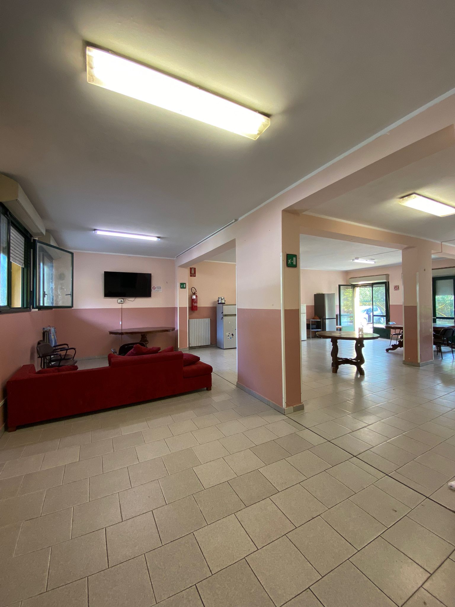 Un'immagine che ritrae pavimentazione, pavimento, soffitto, design d'interni e porta.