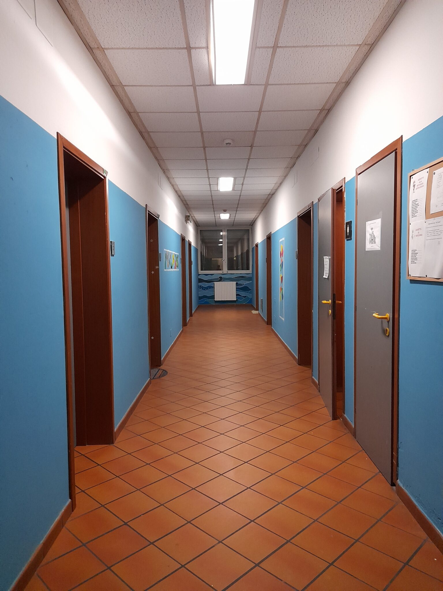 Un'immagine che ritrae pavimentazione, parete, pavimento, soffitto e design d'interni.