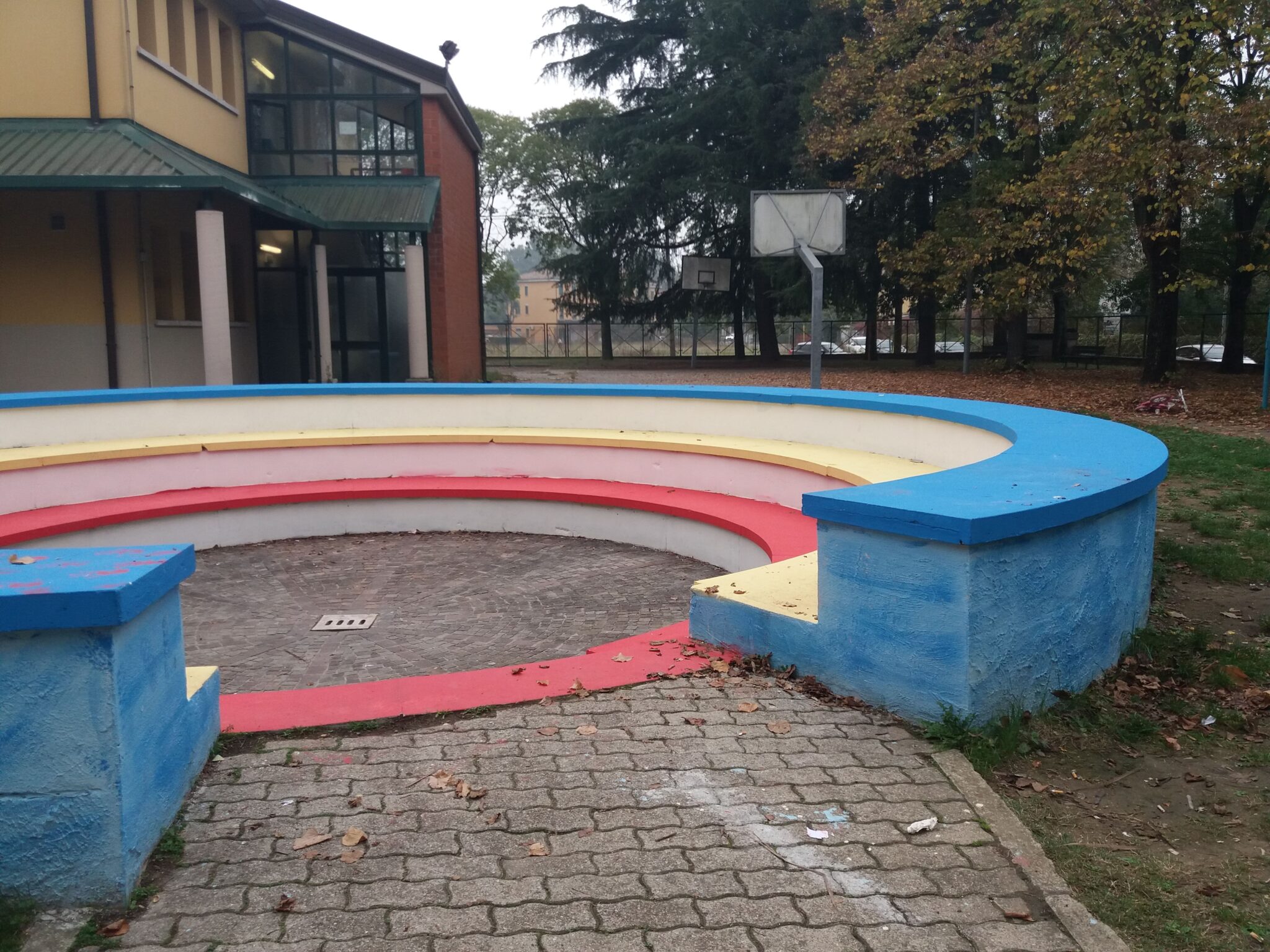 Un'immagine che ritrae ombra e passerella.