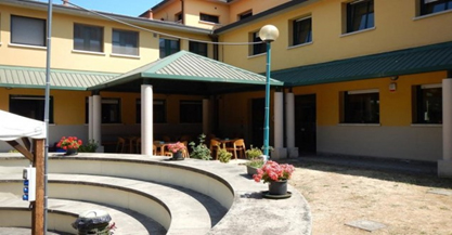 Un'immagine che ritrae ombra, cortile, pianta da appartamento, tenda da sole e illuminazione diurna.
