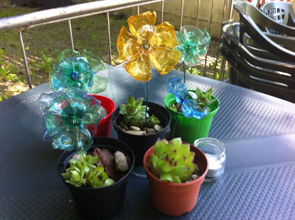 Un'immagine che ritrae vaso di fiori, fioraio, fiori recisi, pianta da appartamento e centrotavola.