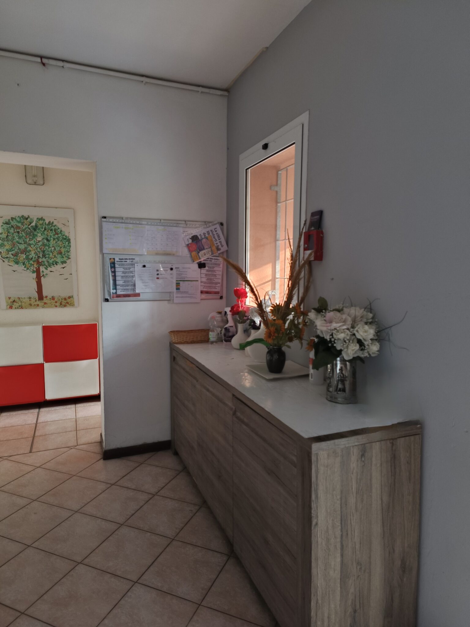 Un'immagine che ritrae pavimentazione, pavimento, mobilia, design d'interni e camera.