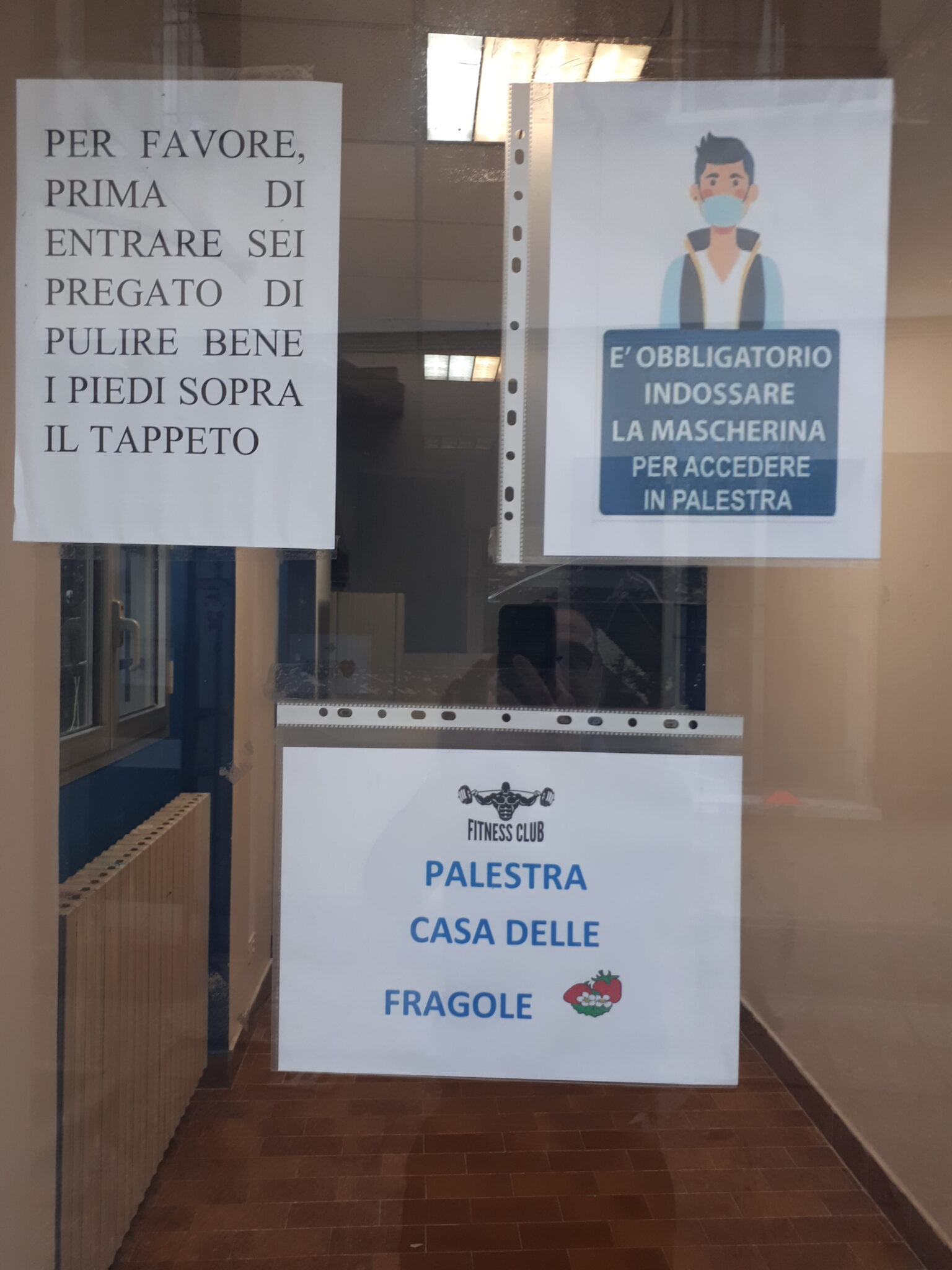 Un'immagine che ritrae pubblicità, poster, bandiera, cartello e trasparenza.
