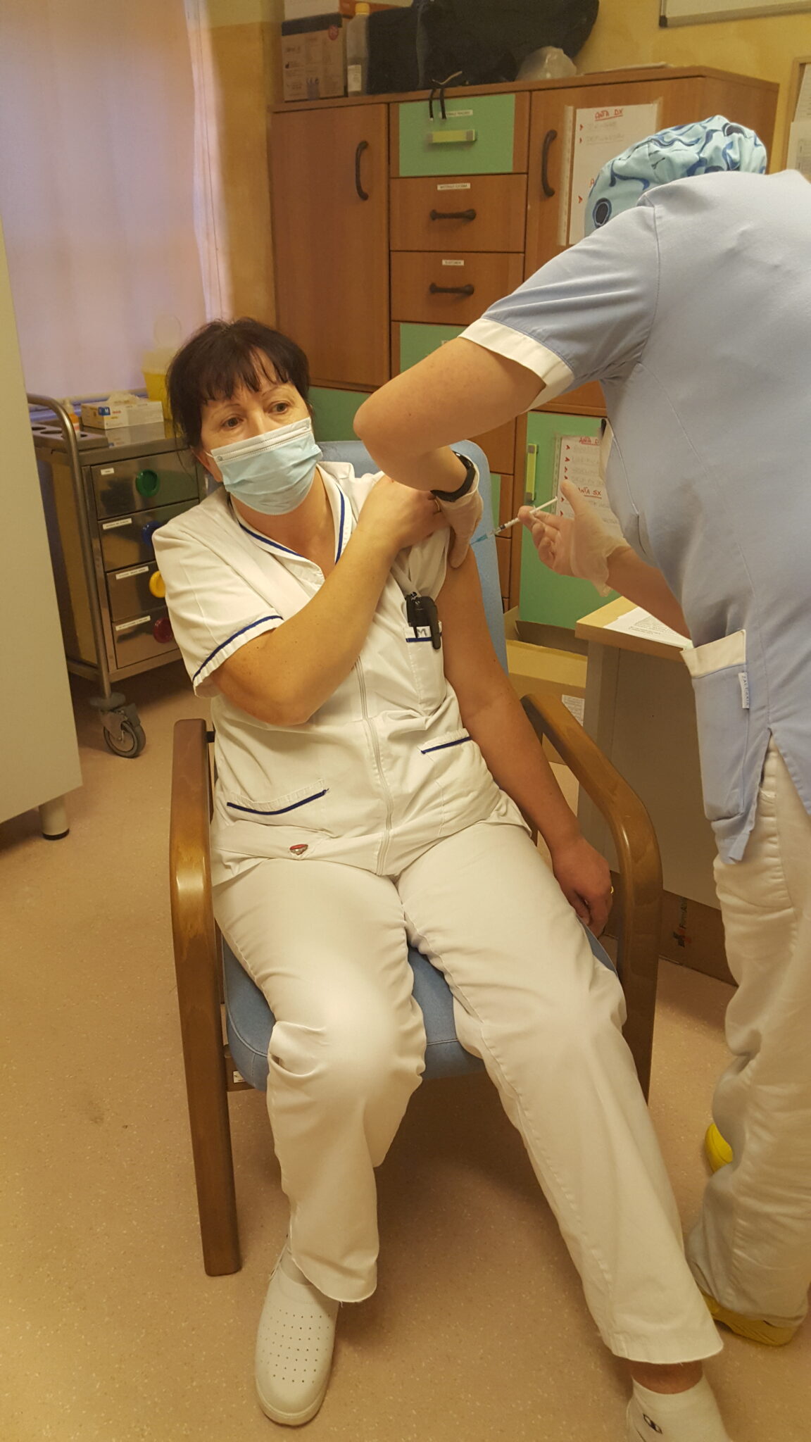 Un'immagine che ritrae uniforme, professionista sanitario, assistenza sanitaria, medico e infermiera.
