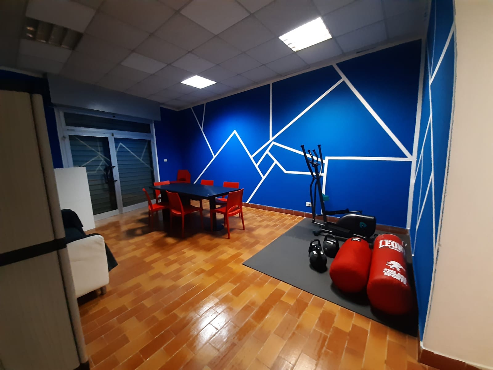 Un'immagine che ritrae pavimentazione, soffitto, pavimento, illuminazione e camera.