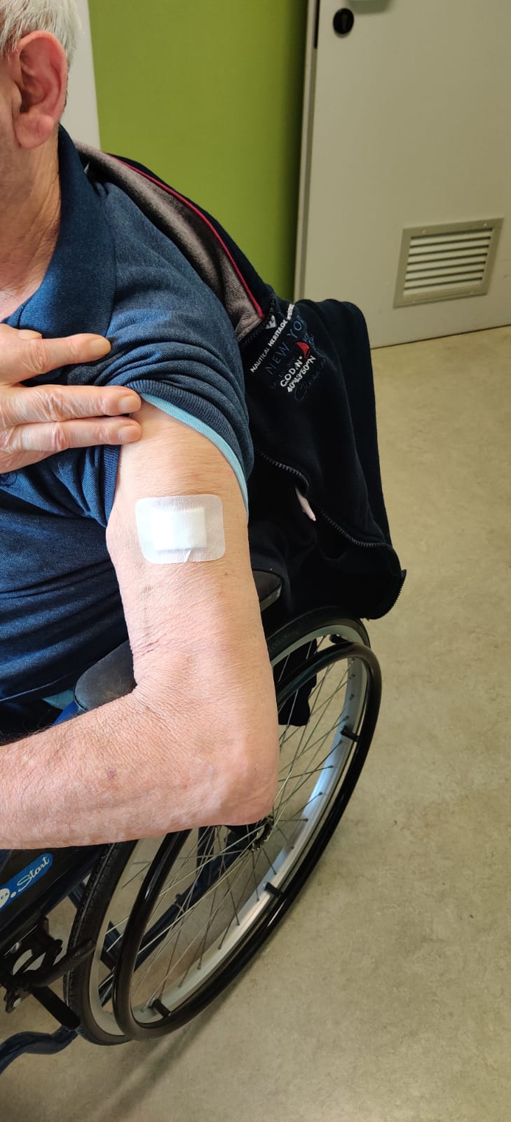 Un'immagine che ritrae polso, attrezzature mediche, paziente, medico e assistenza sanitaria.
