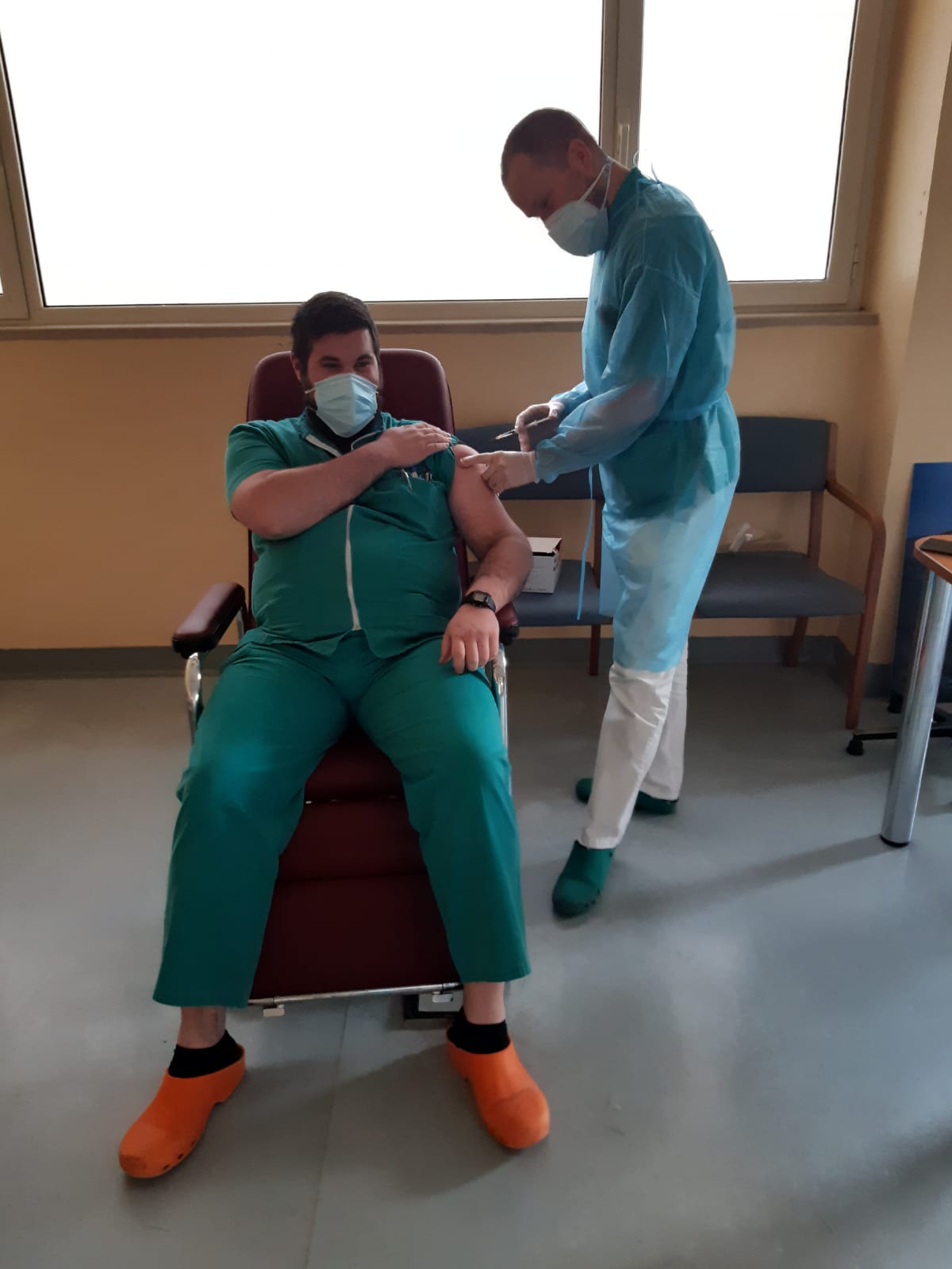 Un'immagine che ritrae ginocchio, gomito, medico, sedia e assistenza sanitaria.