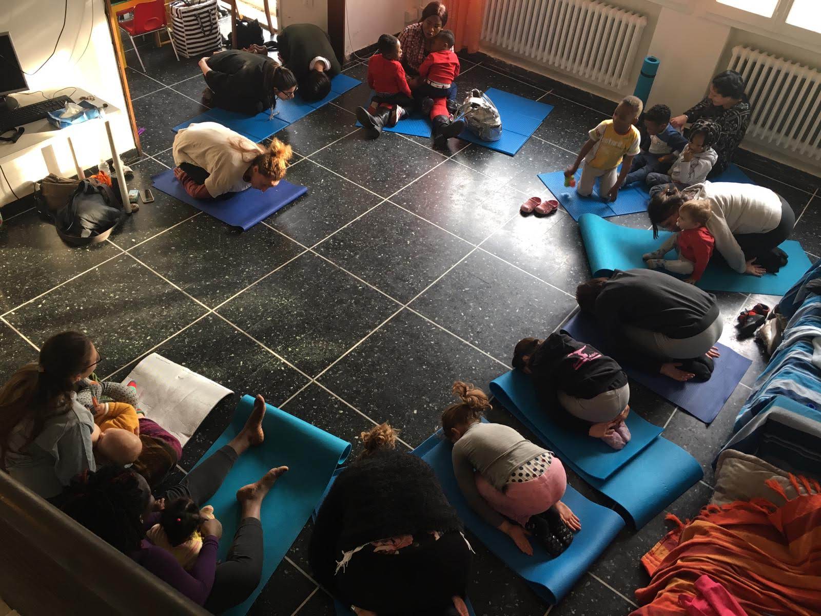 Un'immagine che ritrae pavimentazione, forma fisica, esercizio, tappetino da yoga e yoga.