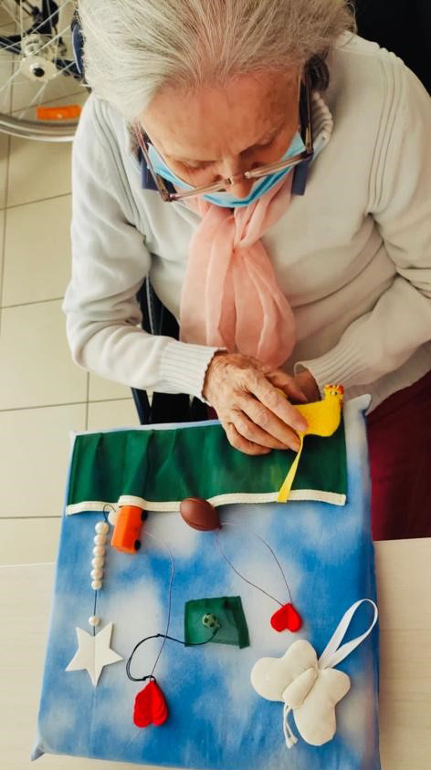 Un'immagine che ritrae borsa, arti creative, mestiere, borsa della spesa e cucire.