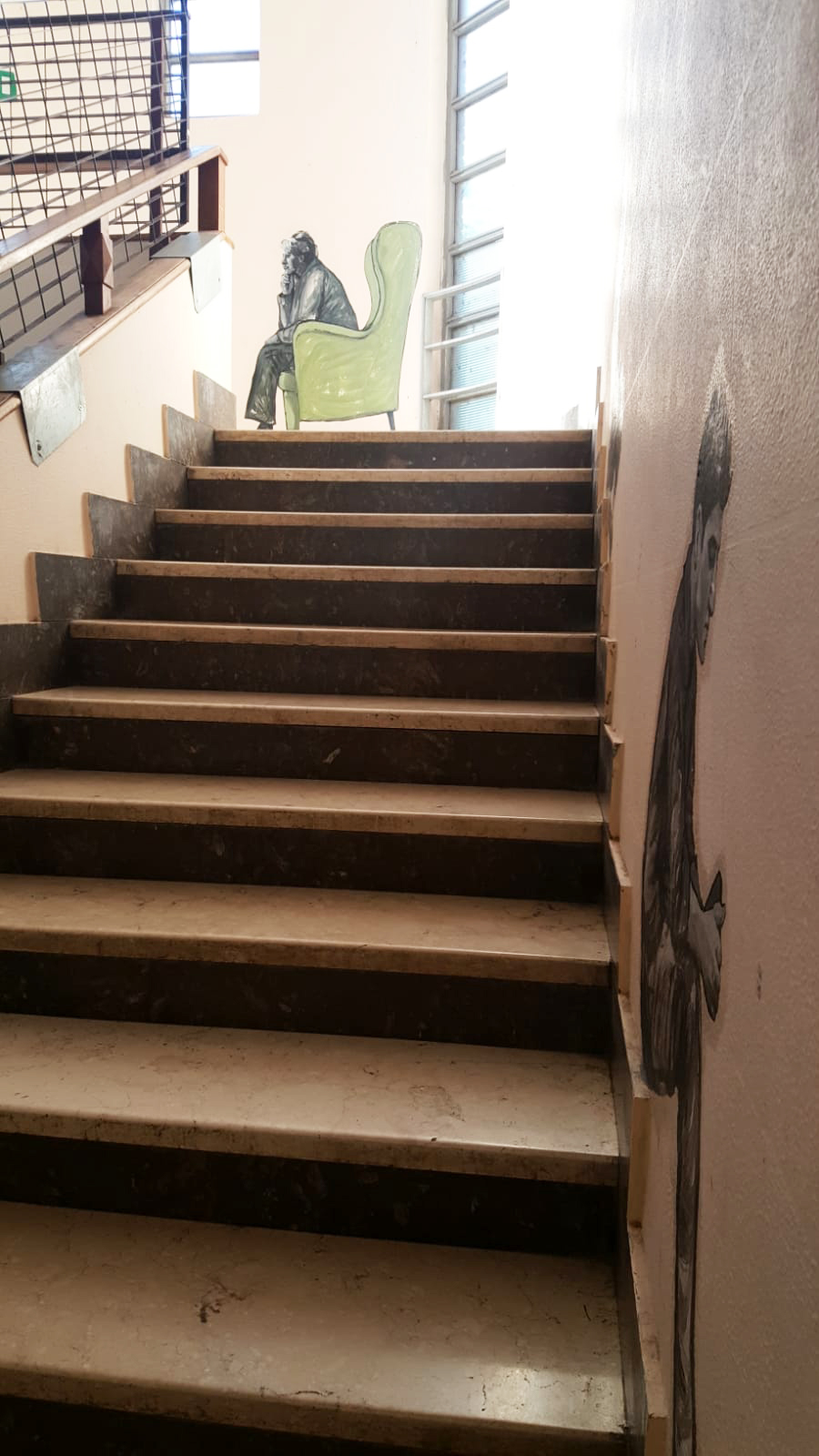 Un'immagine che ritrae scale, legna, corrimano, pavimentazione e pavimento.