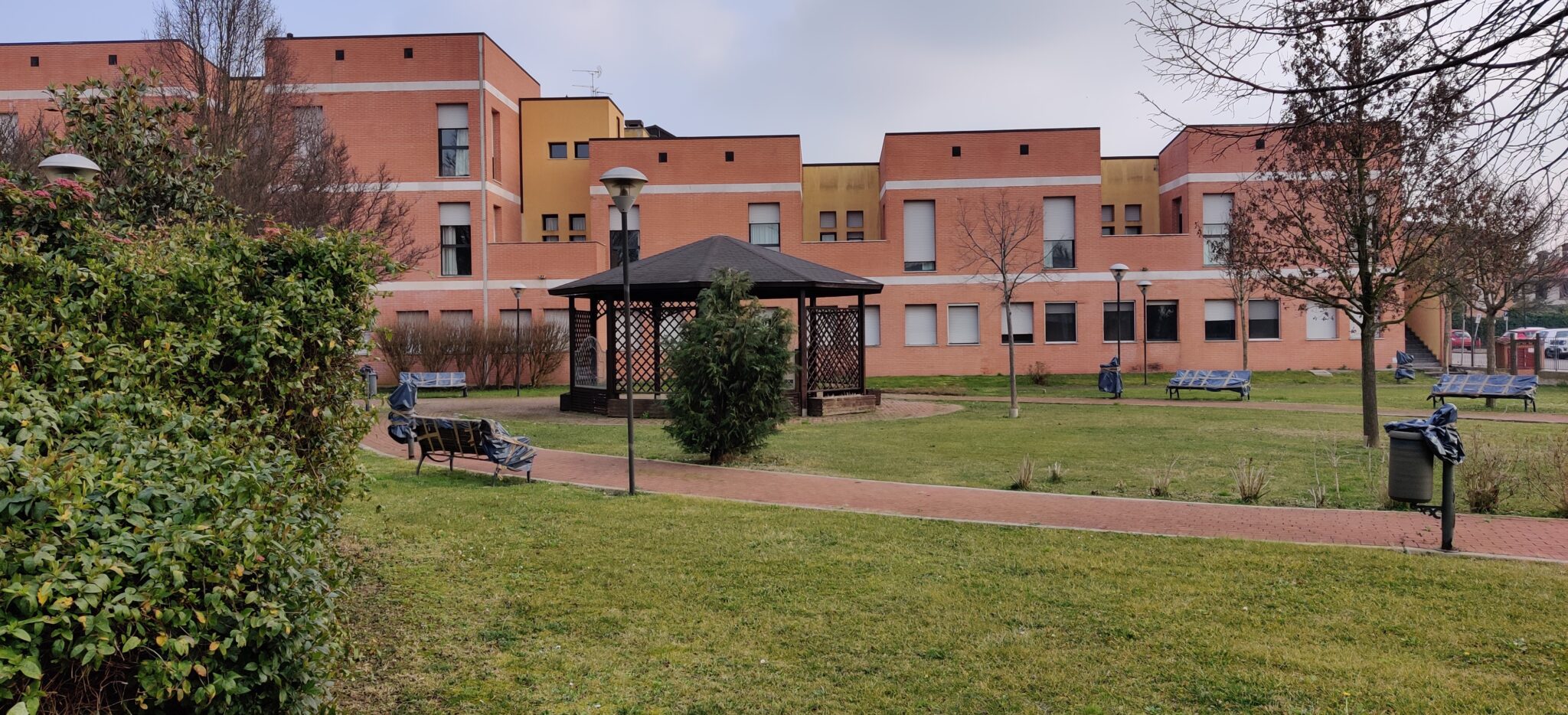 Un'immagine che ritrae quartiere, spazio pubblico, zona residenziale, prato e cortile.