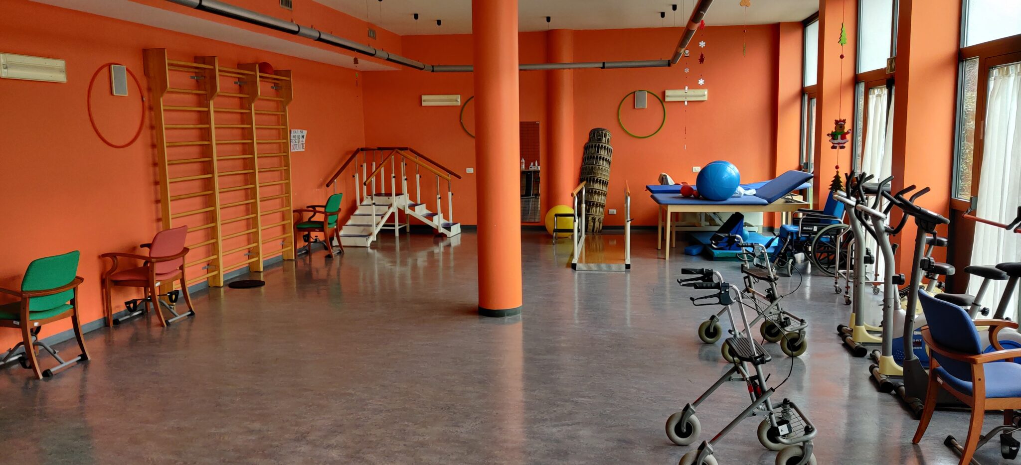 Un'immagine che ritrae pavimentazione, pavimento, forma fisica, palestra e soffitto.