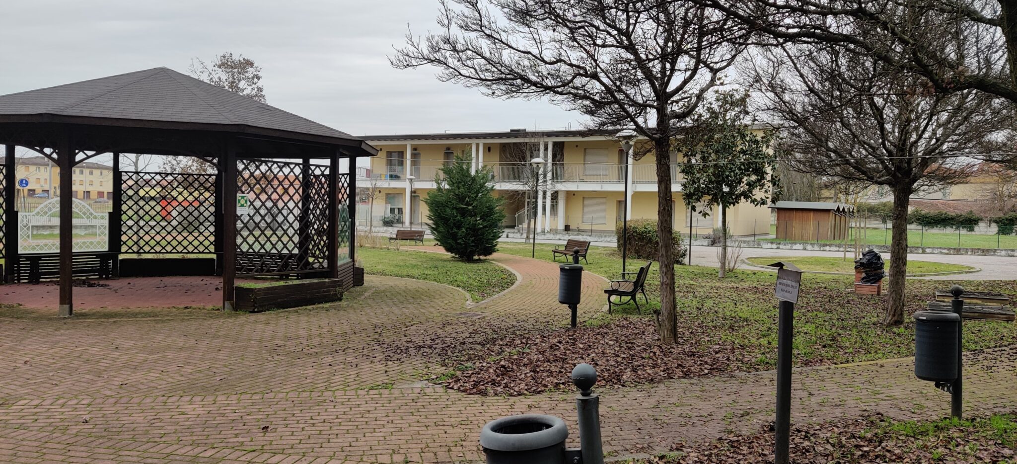 Un'immagine che ritrae prato, ombra, cortile, giardino e proprietà.