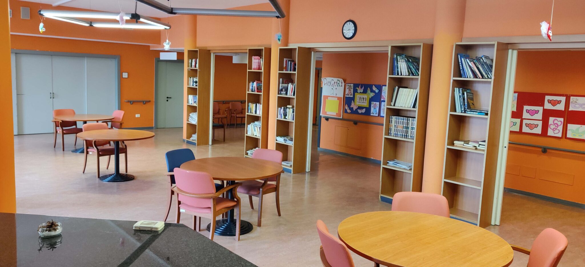 Un'immagine che ritrae libreria, mobilia, mensola, scaffalature e design d'interni.