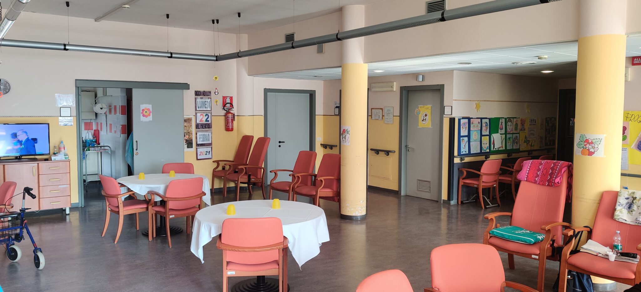Un'immagine che ritrae design d'interni, mobilia, pavimentazione, soffitto e pavimento.