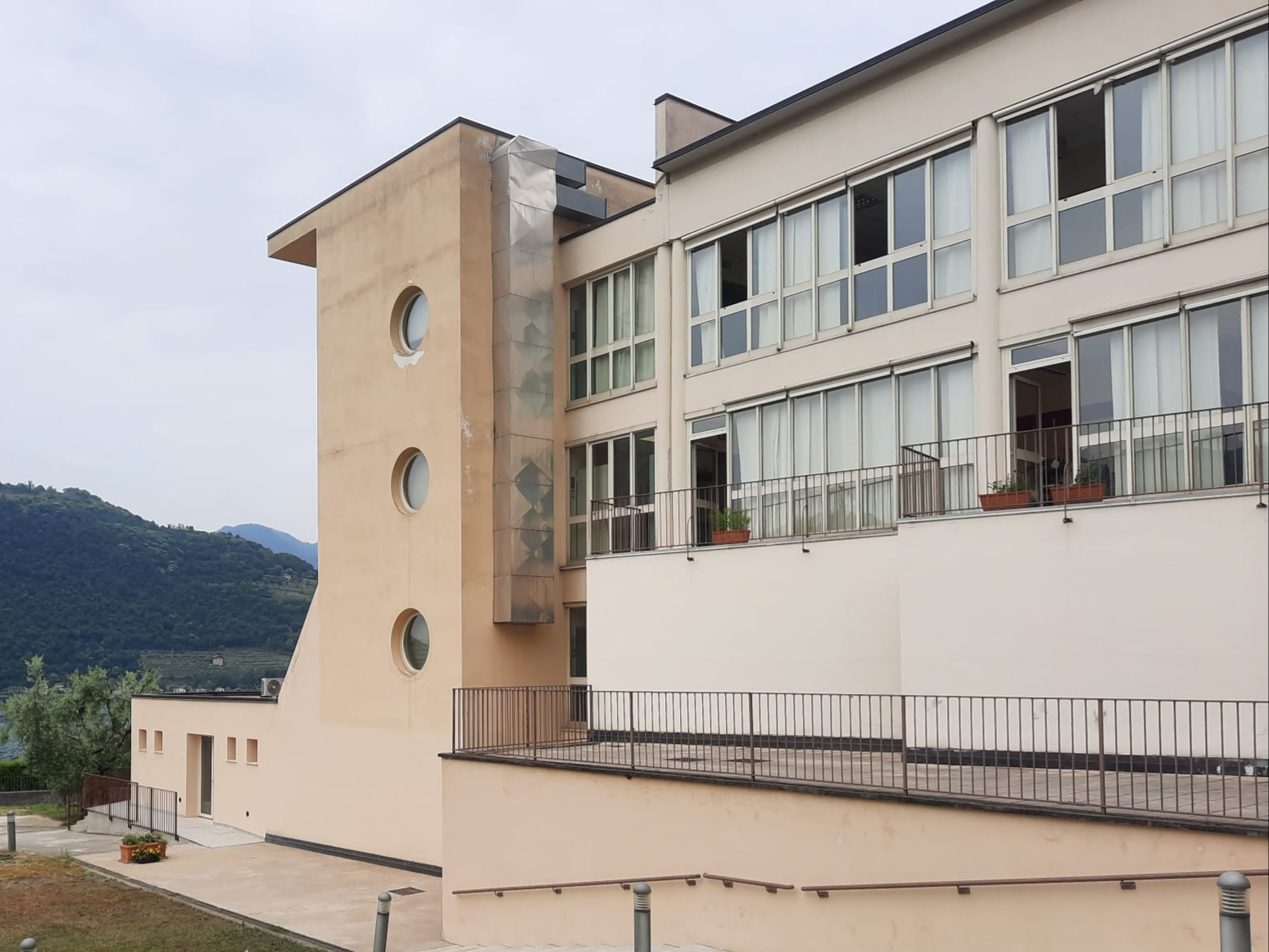 Un'immagine che ritrae appartamento, calcestruzzo, illuminazione diurna e balcone.