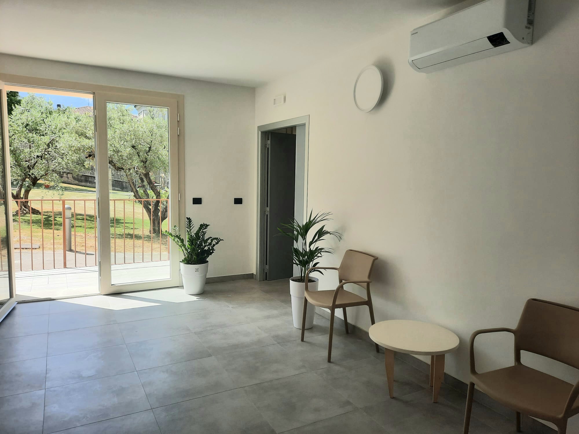 Un'immagine che ritrae pavimentazione, pavimento, design d'interni, mobilia e soffitto.
