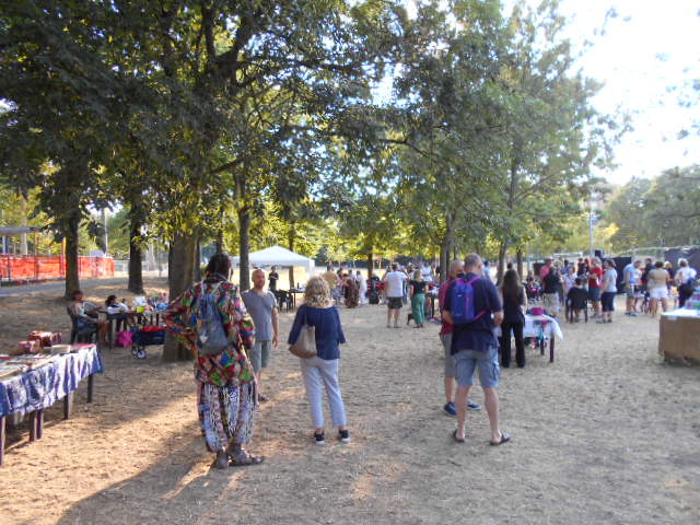 Un'immagine che ritrae persone, albero, spazio pubblico, folla e evento.