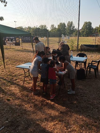 Un'immagine che ritrae ricreazione, ombra, tempo libero, sedia e mobili da esterno.