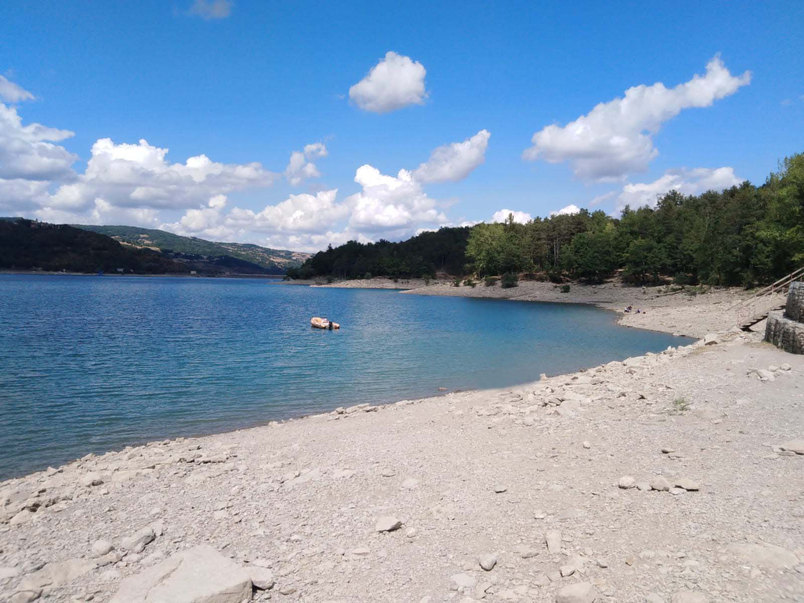 Un'immagine che ritrae risorse idriche, specchio d'acqua, forme del territorio costiero e oceanico, banca e costa.