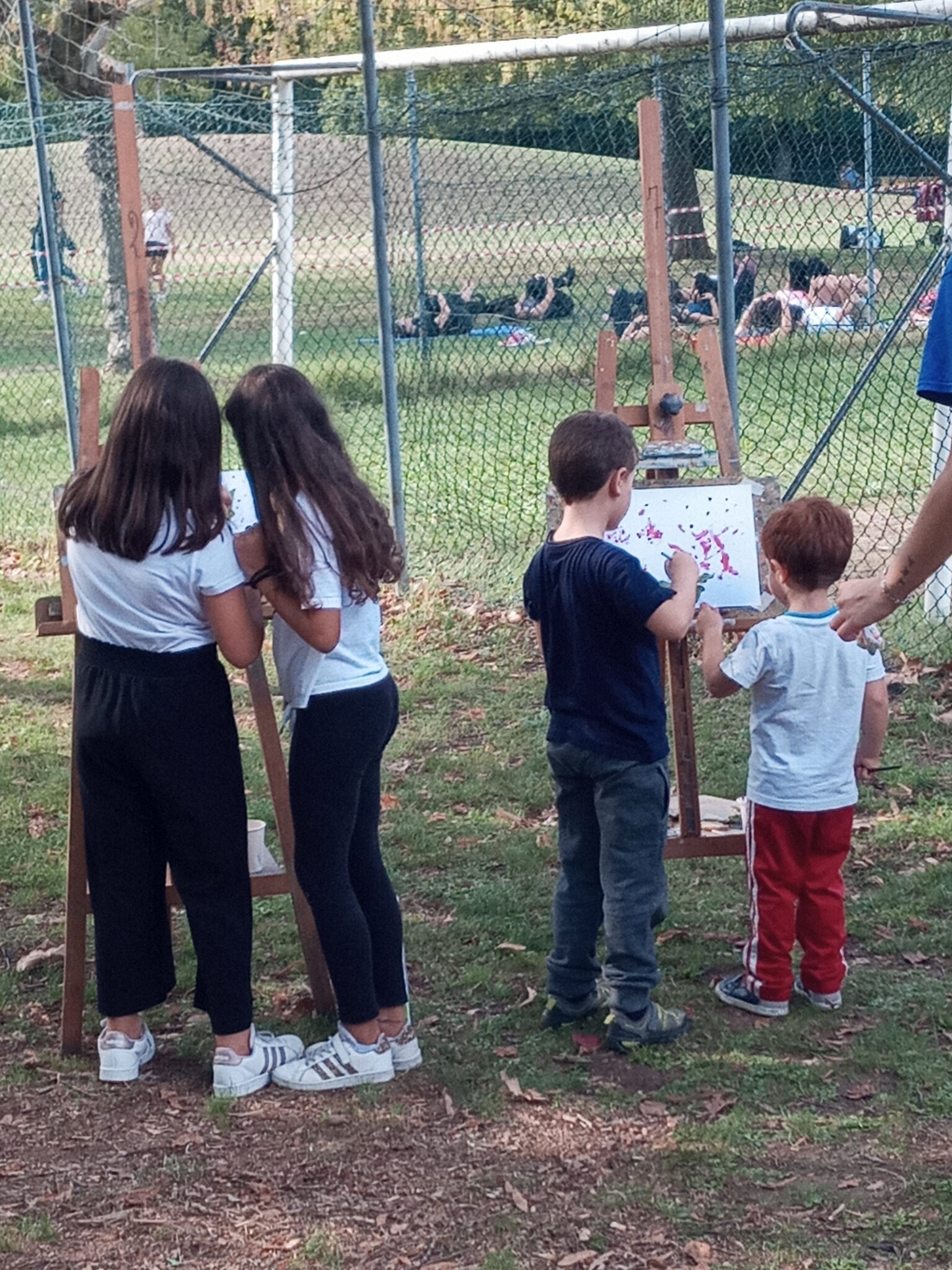 Un'immagine che ritrae gamba, ricreazione, comunità, bambino e divertimento.