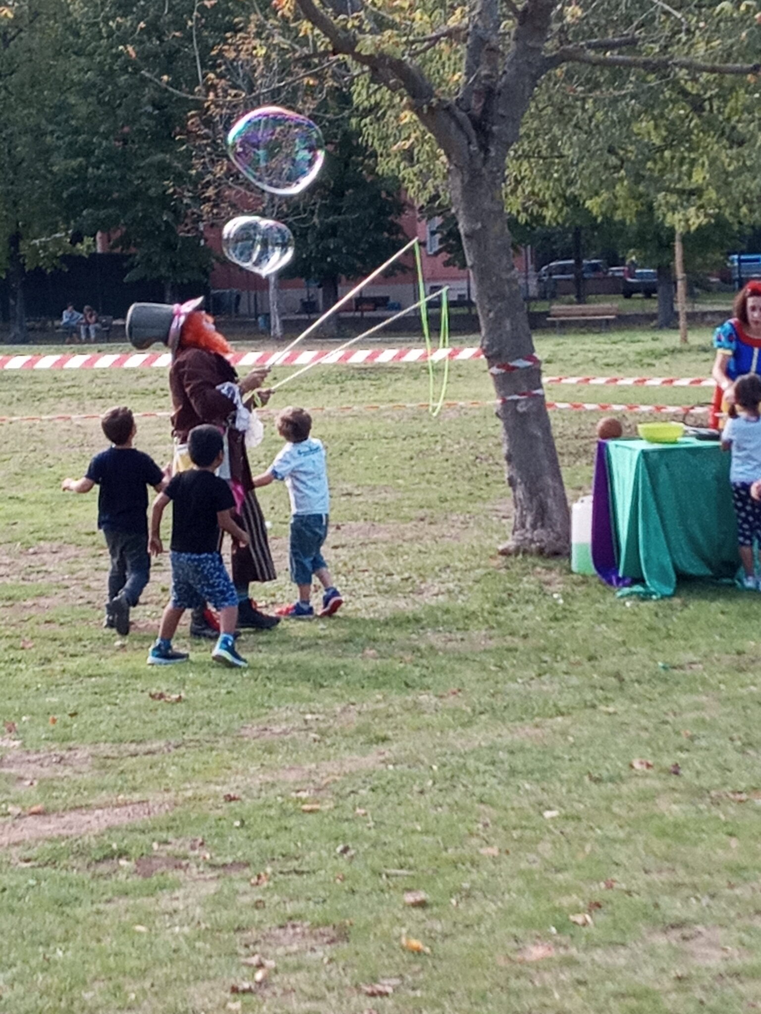 Un'immagine che ritrae ricreazione, comunità, divertimento, bambino e tempo libero.