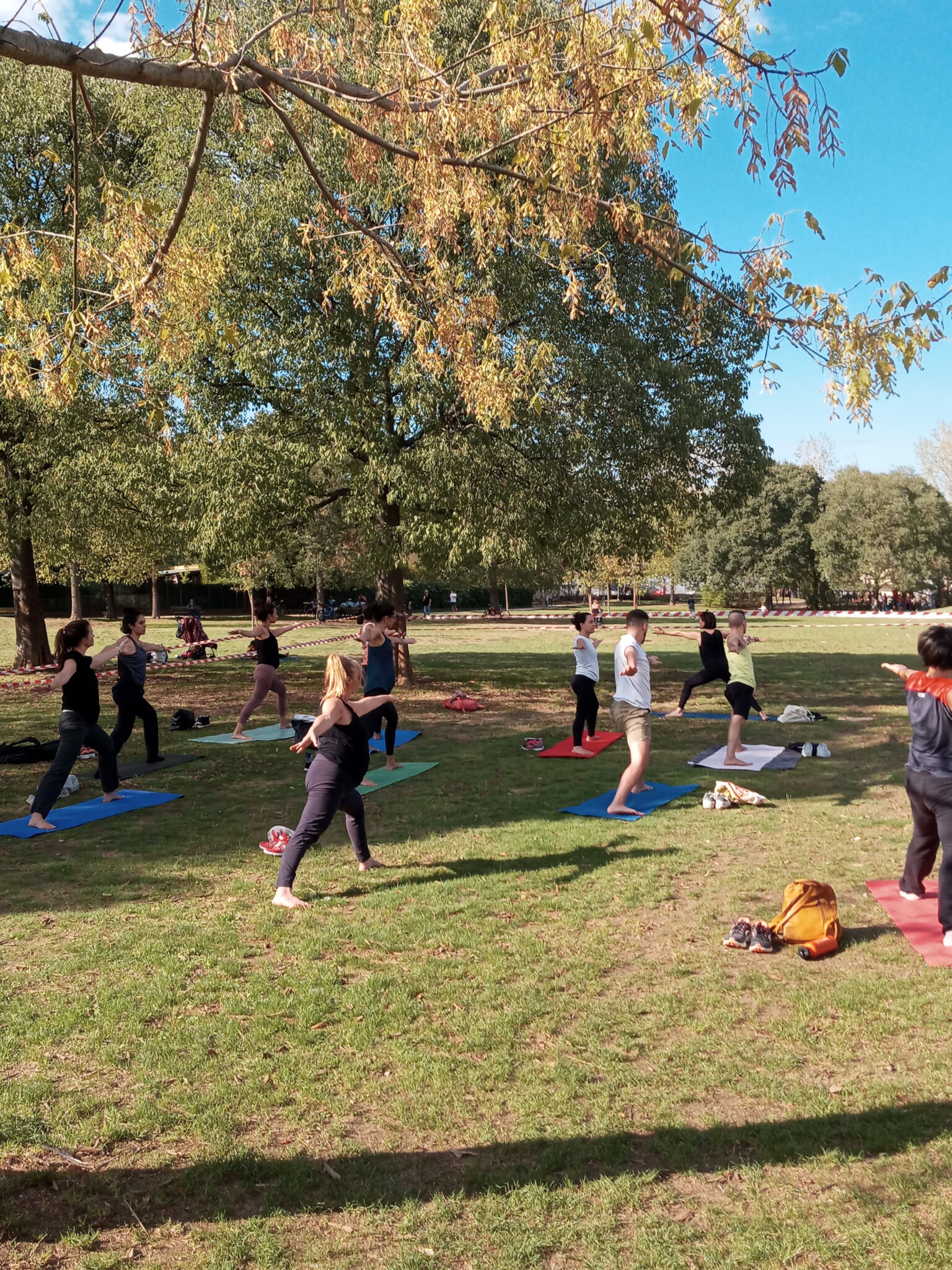 Un'immagine che ritrae ricreazione, tempo libero, forma fisica, persone nella natura e yoga.