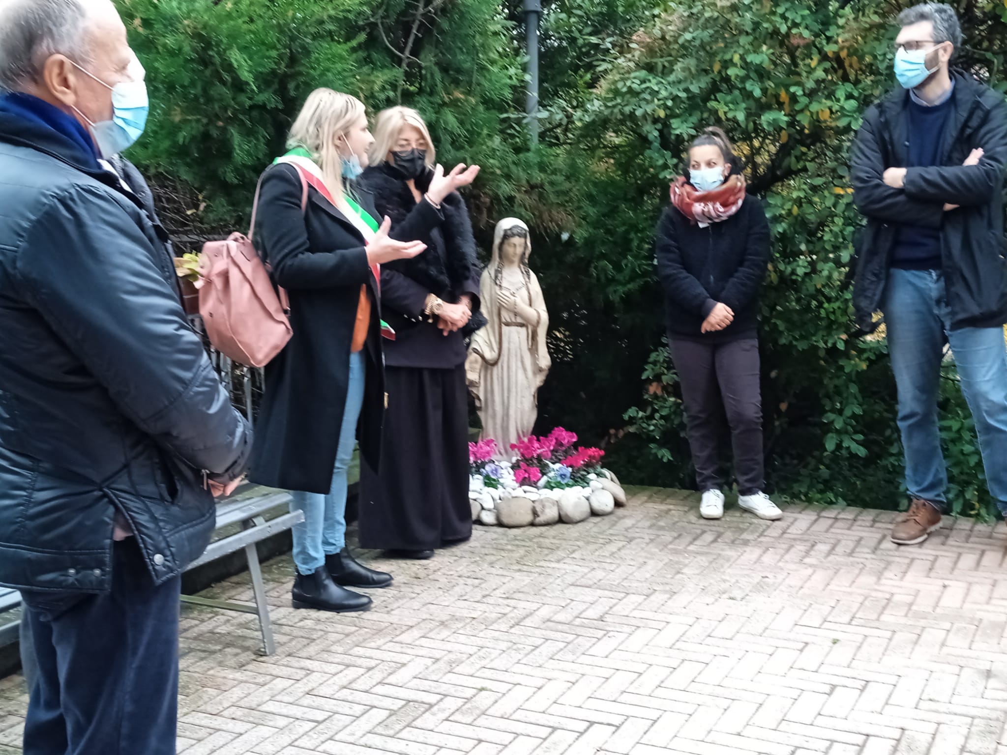 Un'immagine che ritrae capispalla, tempio, giacca, bagagli e borse e borsa.
