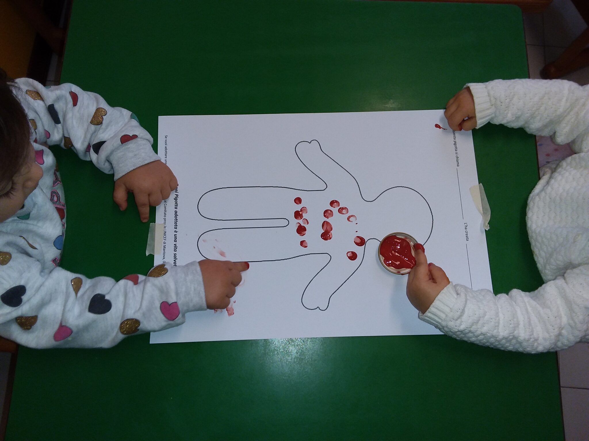 Un'immagine che ritrae mano, dito, pollice, bambino e arte infantile.