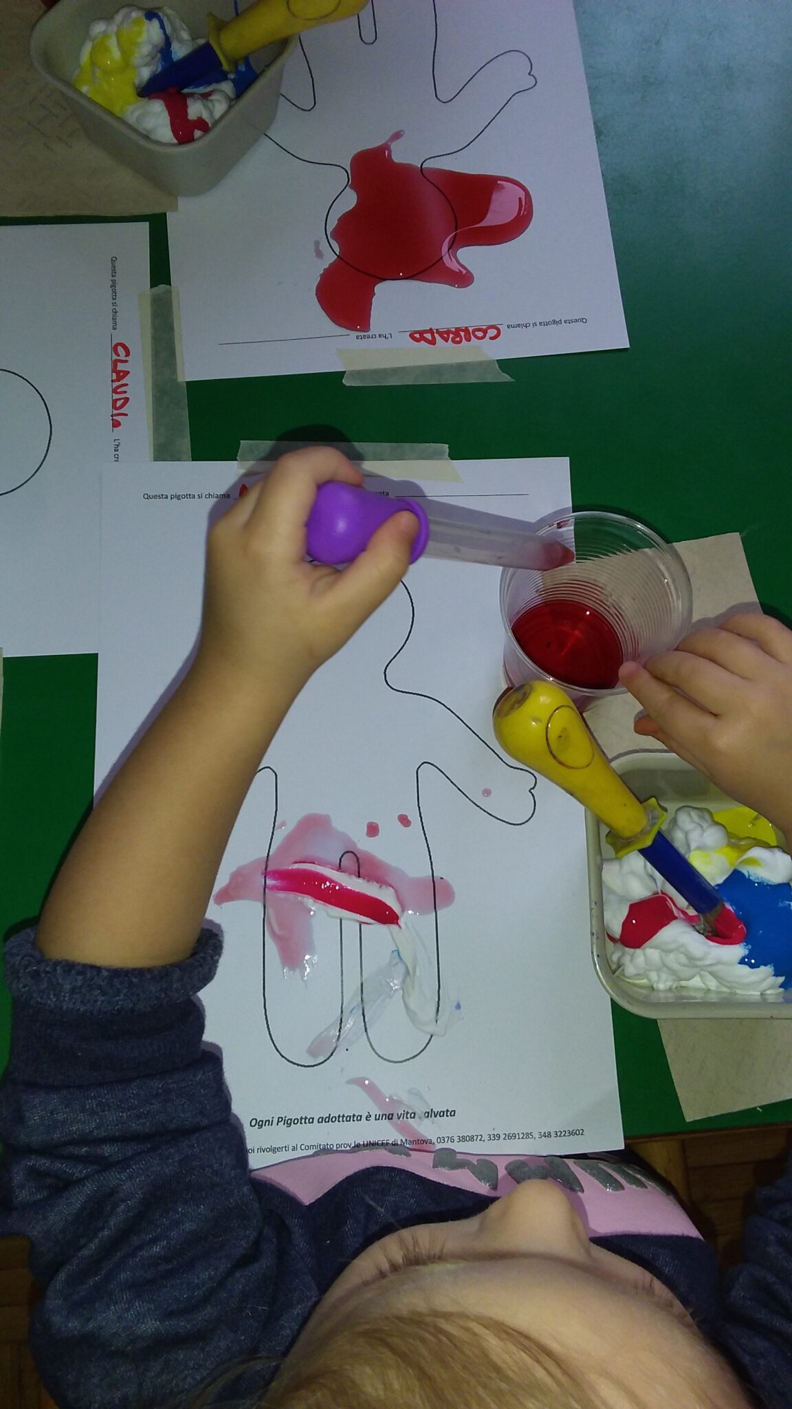 Un'immagine che ritrae carta, prodotto di carta, arte infantile, plastica e chiodo.