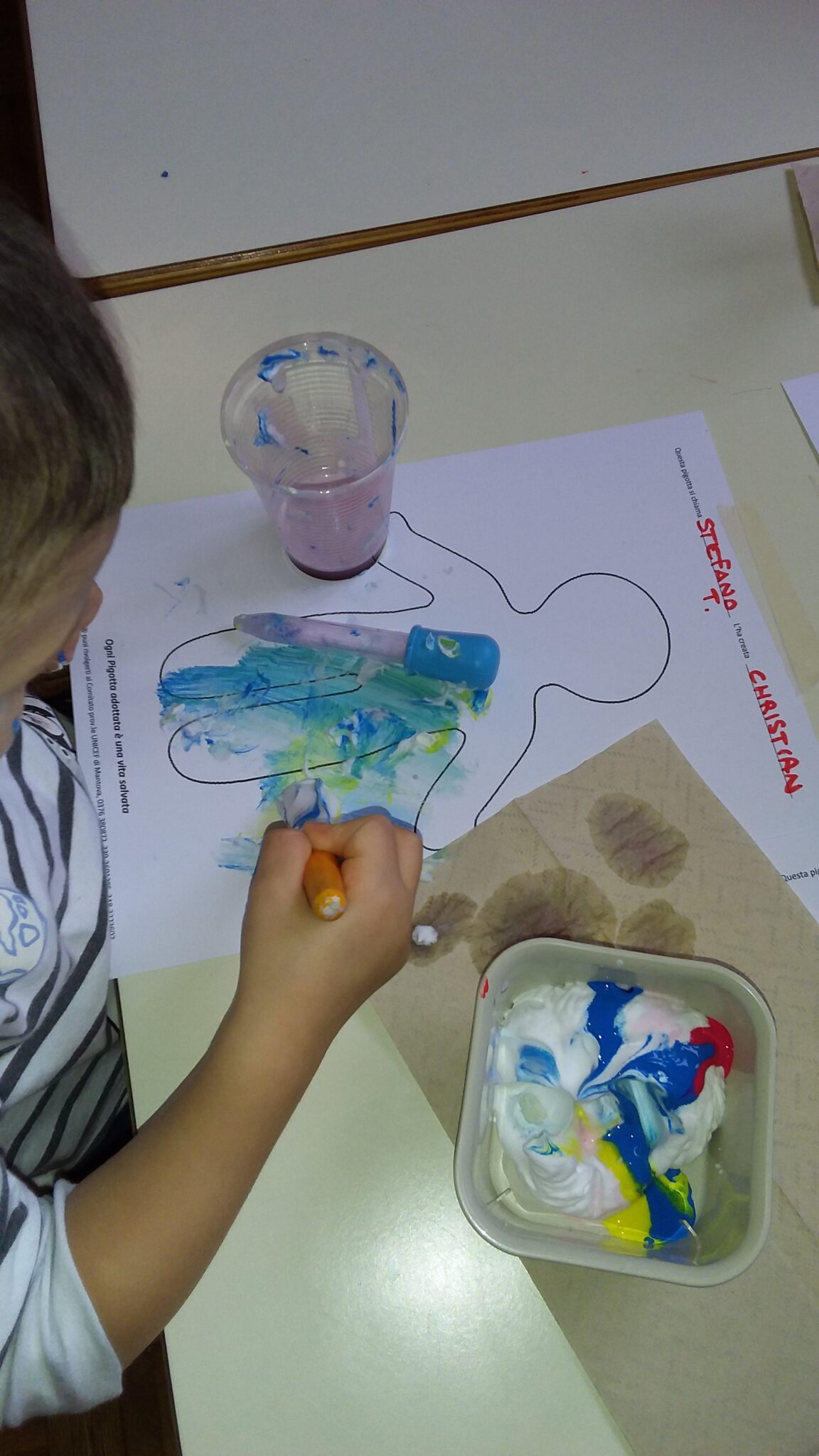 Un'immagine che ritrae dito, carta, arte infantile, colore e apprendimento.