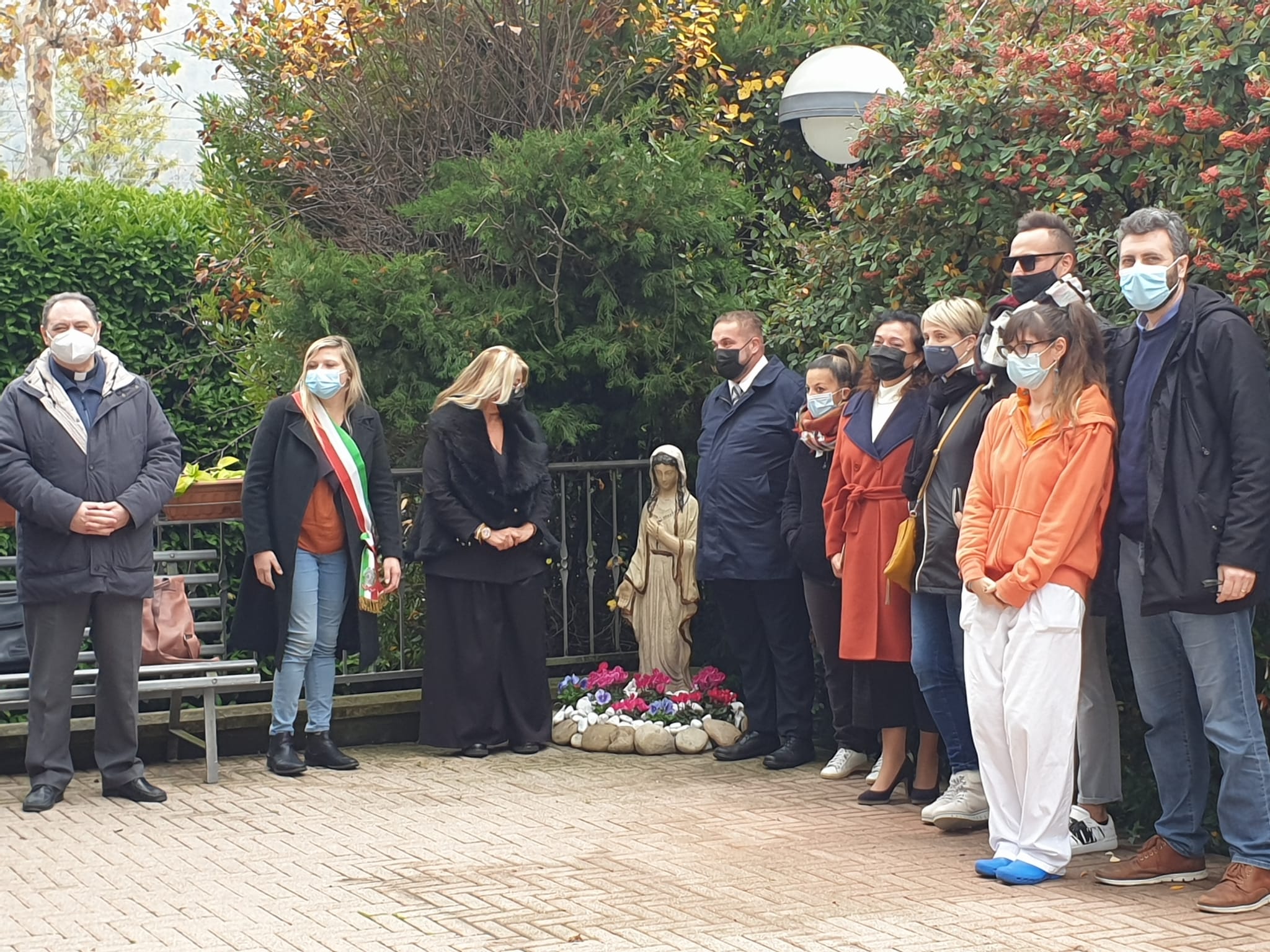 Un'immagine che ritrae vestiario, pantaloni, capispalla, tempio e gruppo sociale.
