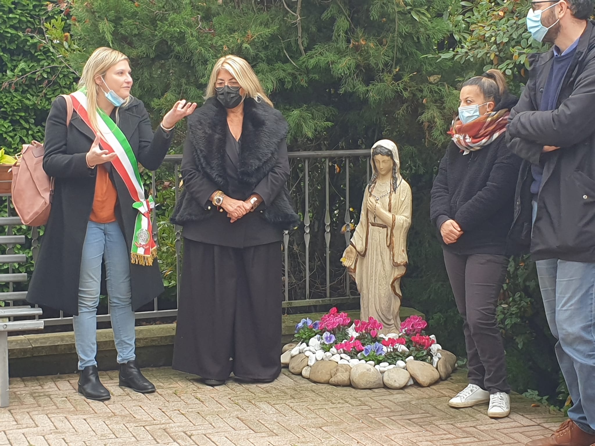 Un'immagine che ritrae pantaloni, tempio, scarpa, bagagli e borse e composizione floreale.