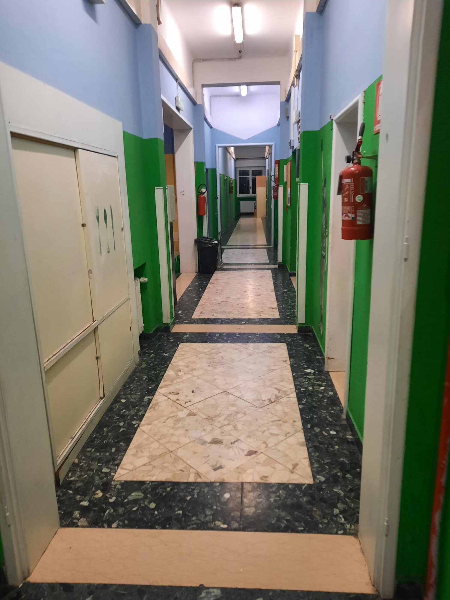 Un'immagine che ritrae pavimentazione, pavimento, porta, pavimenti in piastrelle e piastrella.