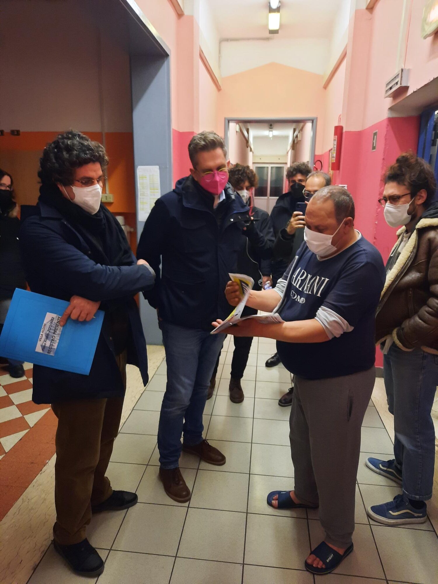 Un'immagine che ritrae giacca, zaino e stivale.
