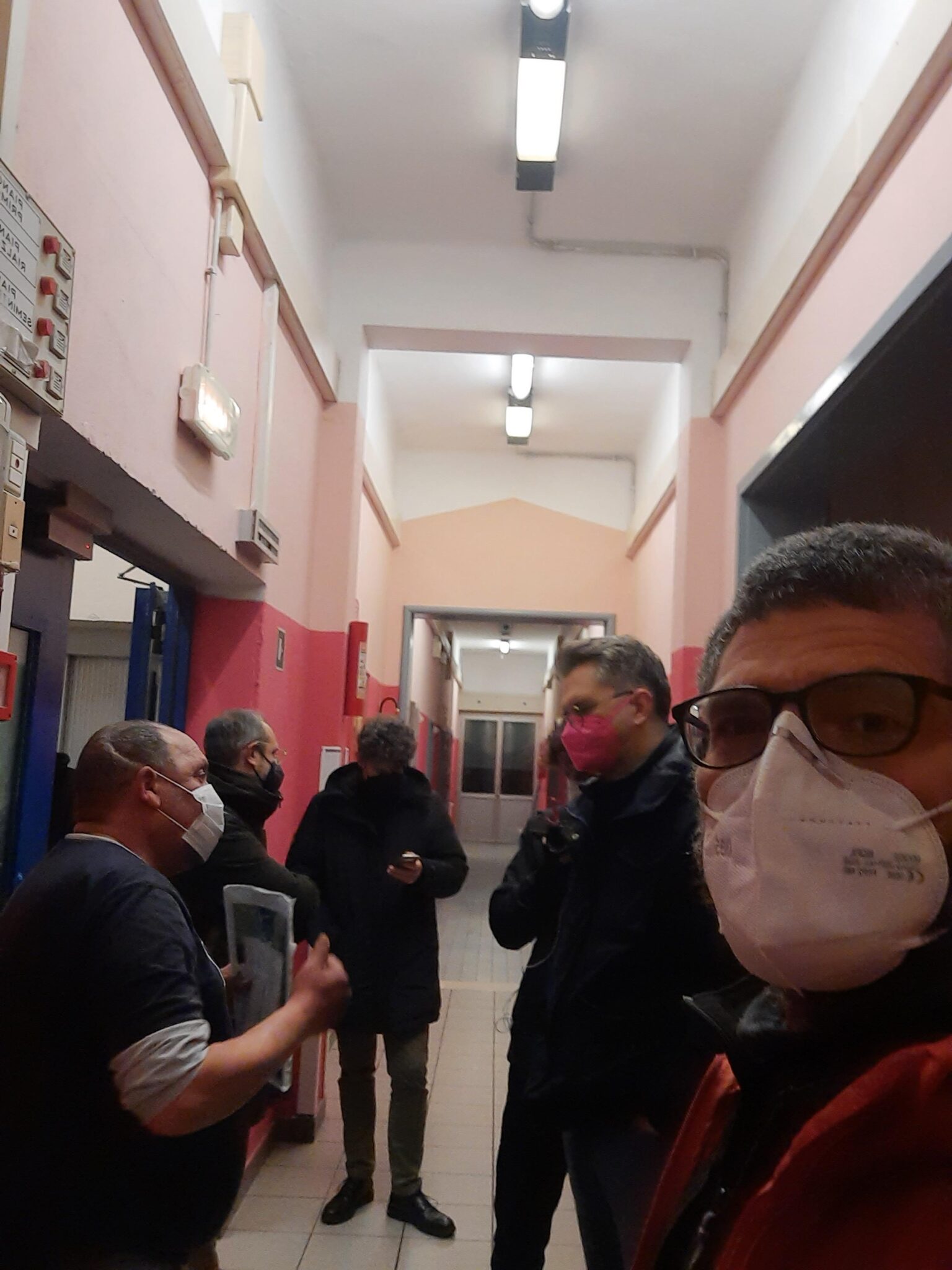 Un'immagine che ritrae giacca, pulizia e felpa.