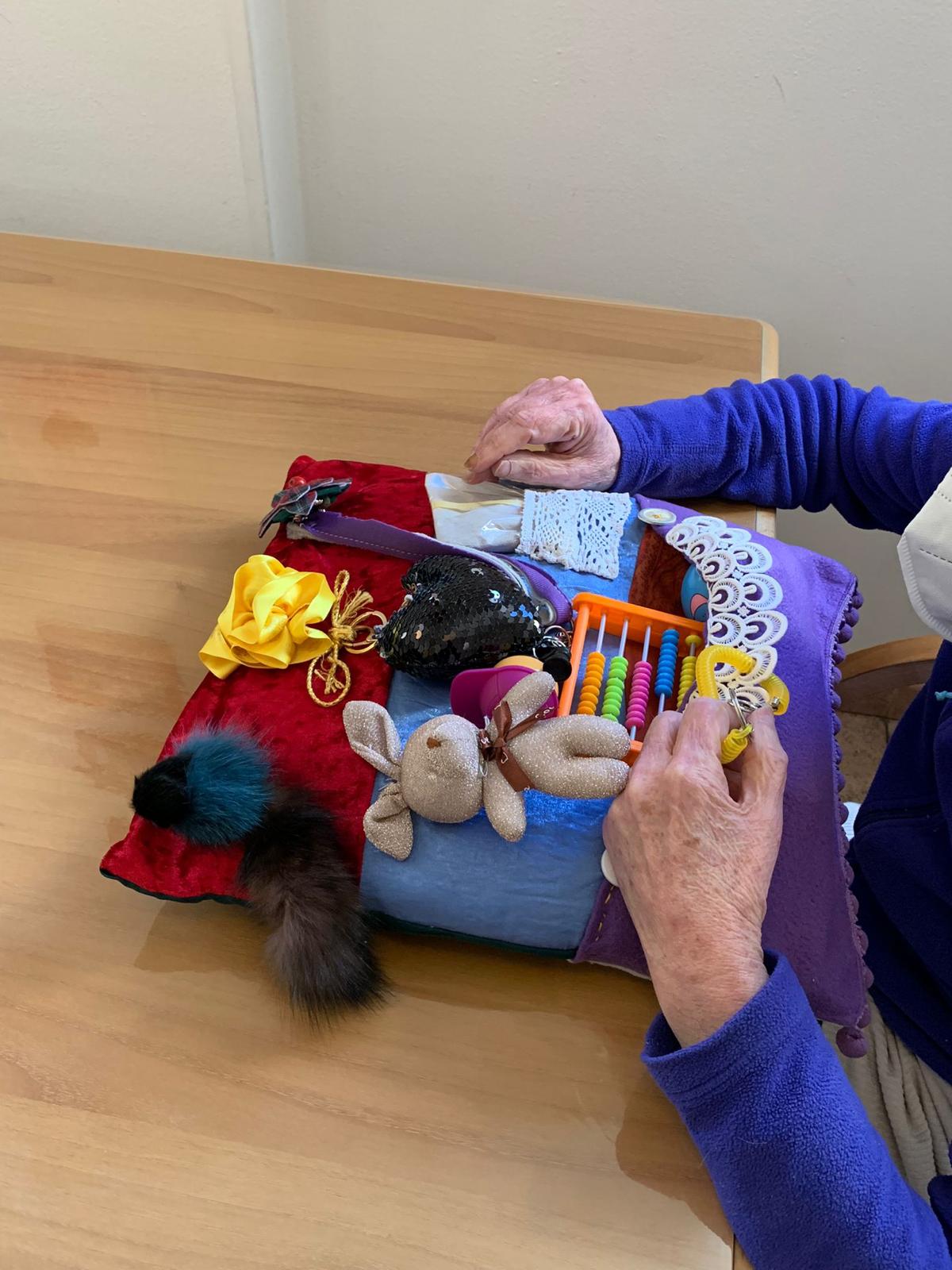 Un'immagine che ritrae peluche, tessile, giocattolo, borsa e peluche.
