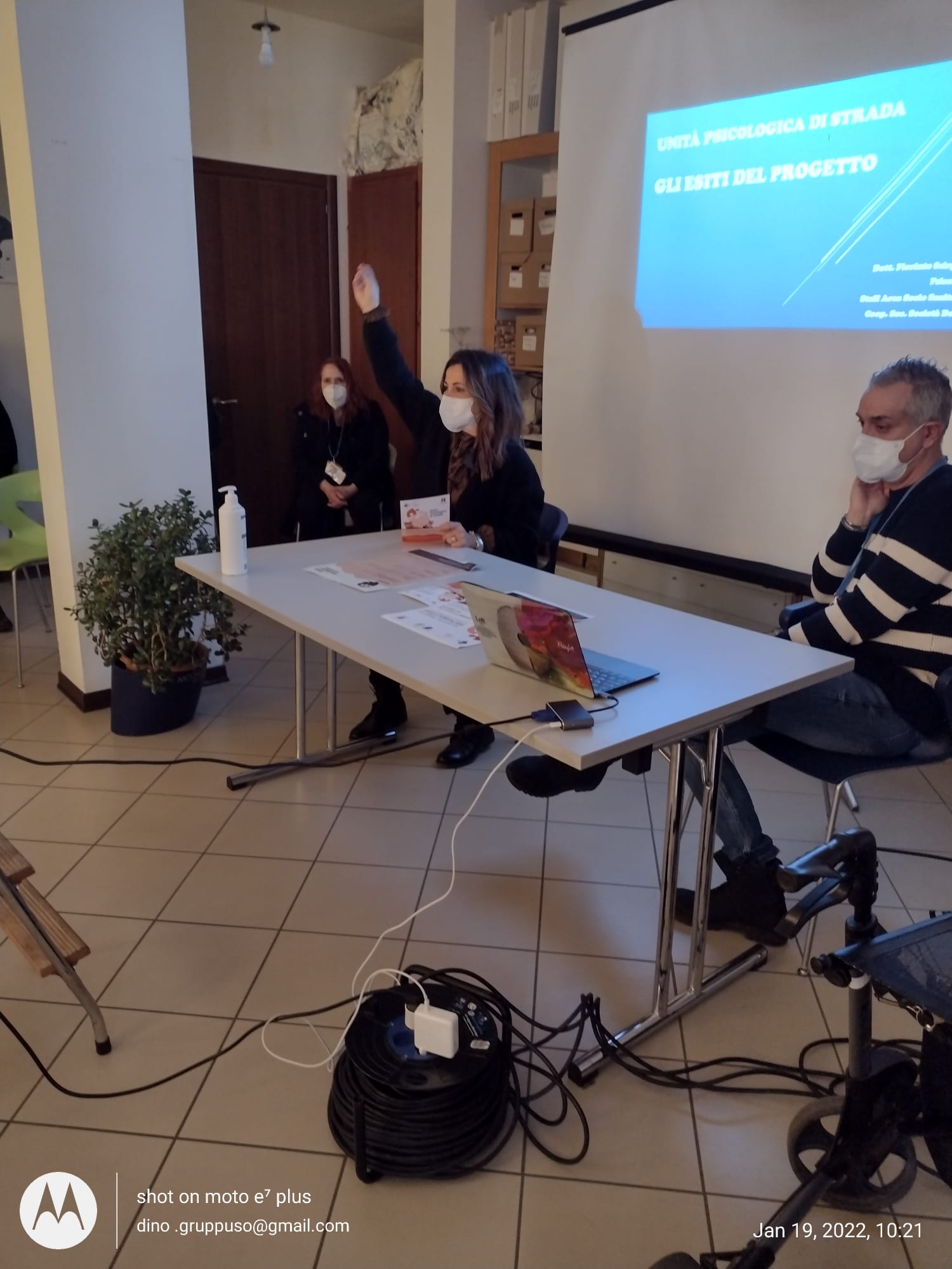 Un'immagine che ritrae mobilia, dispositivo elettronico, tavolo, scrivania e sedia.