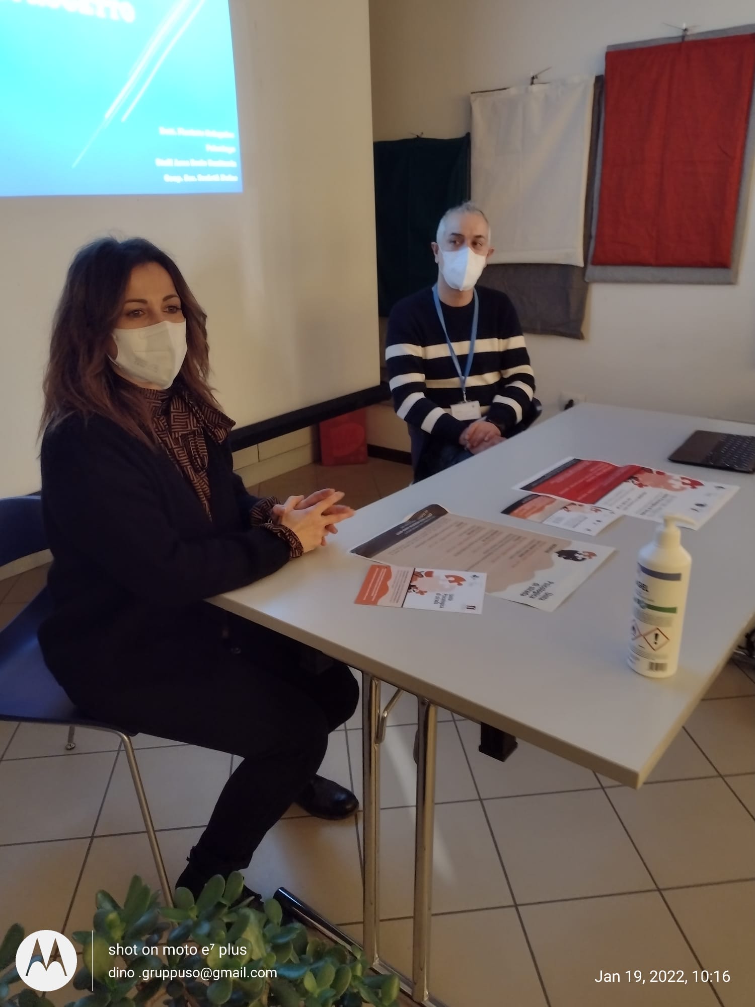 Un'immagine che ritrae mobilia, tavolo, scrivania, seduta e sedia.