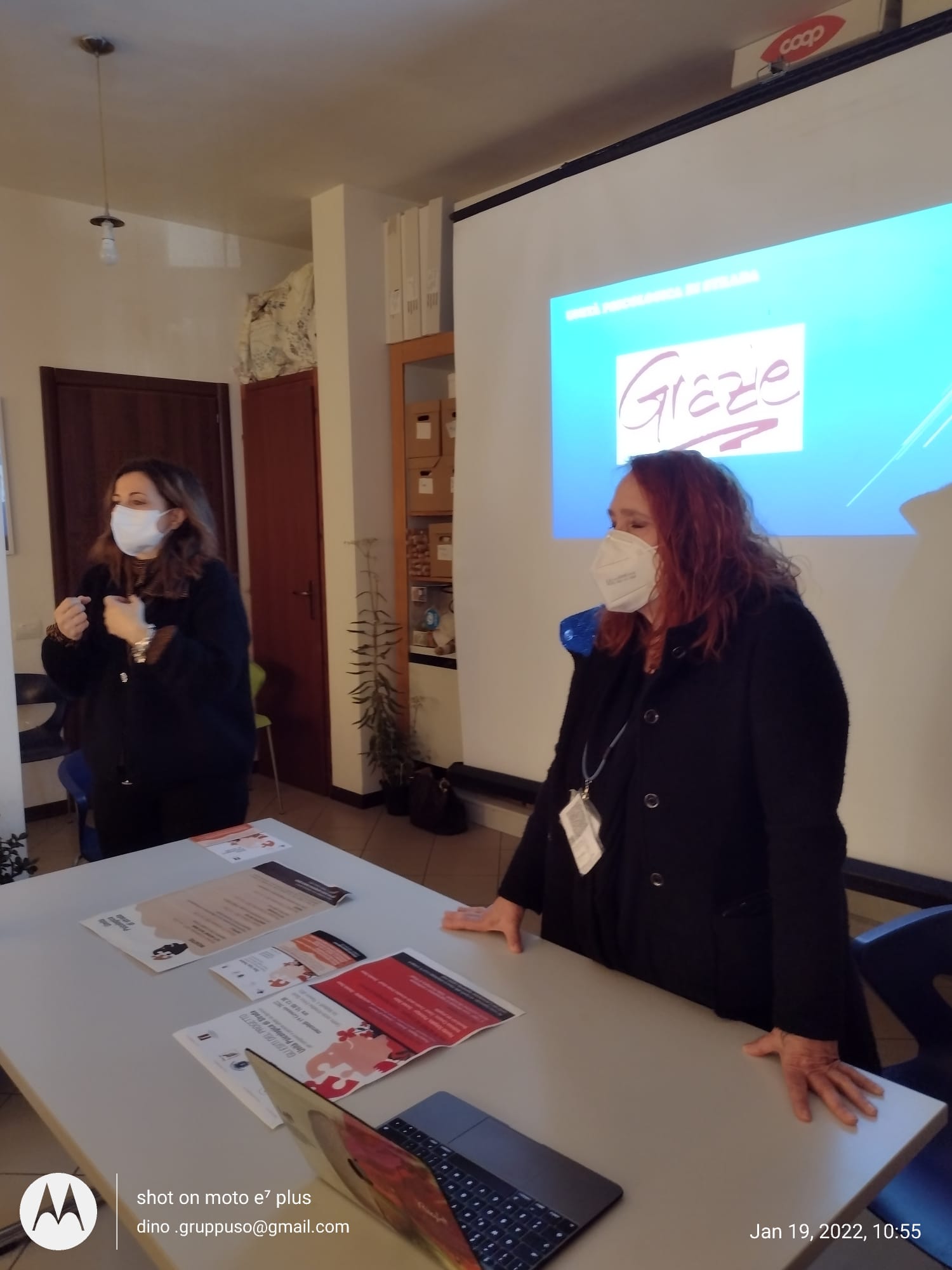 Un'immagine che ritrae giacca, borsa, lavoro, presentazione e pulizia.