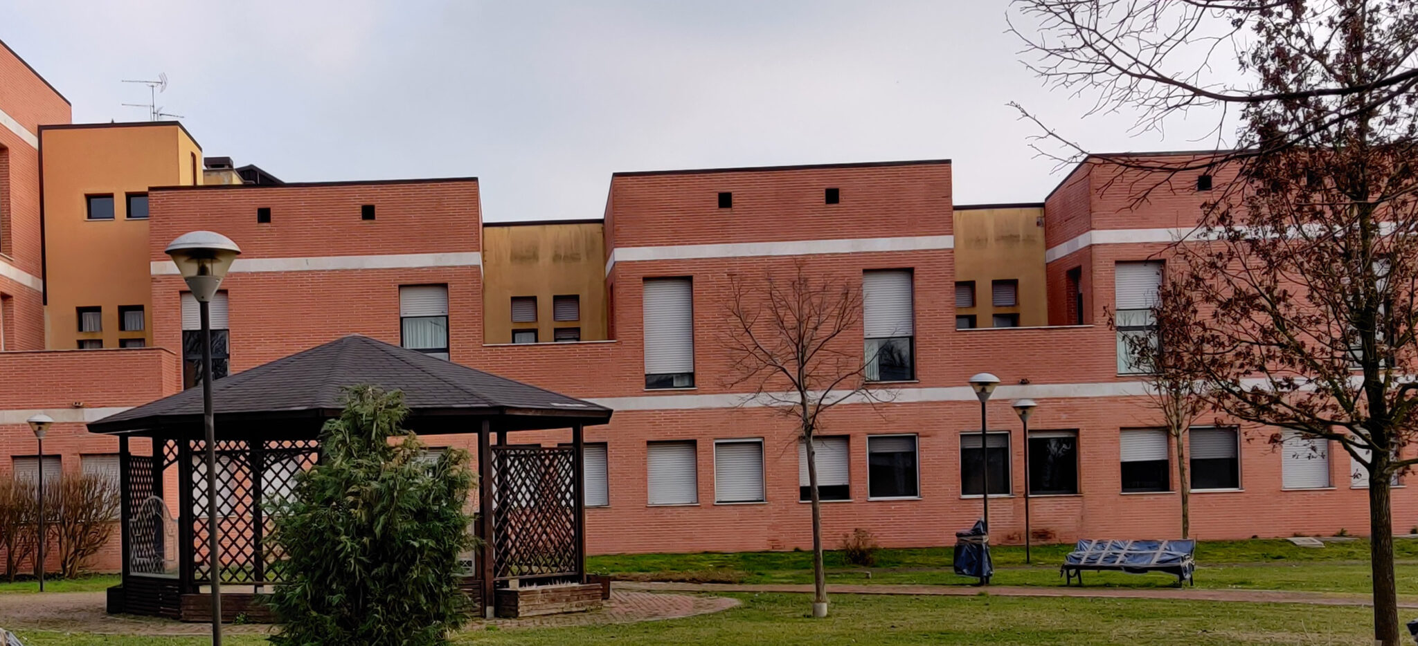 Un'immagine che ritrae finestra, facciata, città, quartiere e zona residenziale.