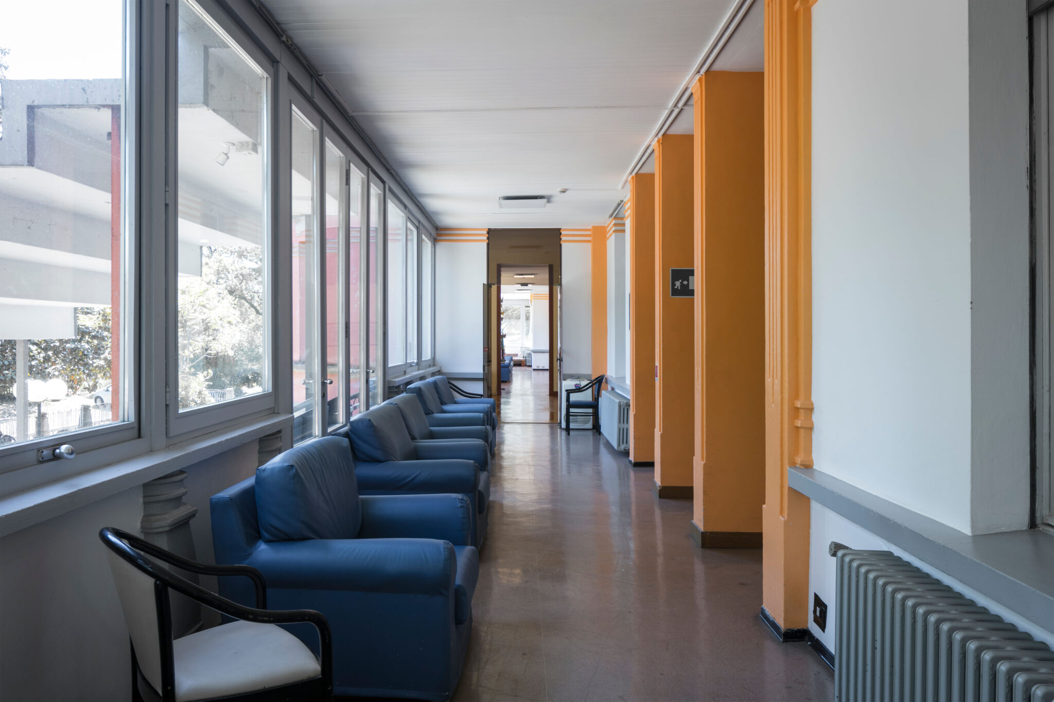 Un'immagine che ritrae pavimentazione, pavimento, design d'interni, soffitto e mobilia.