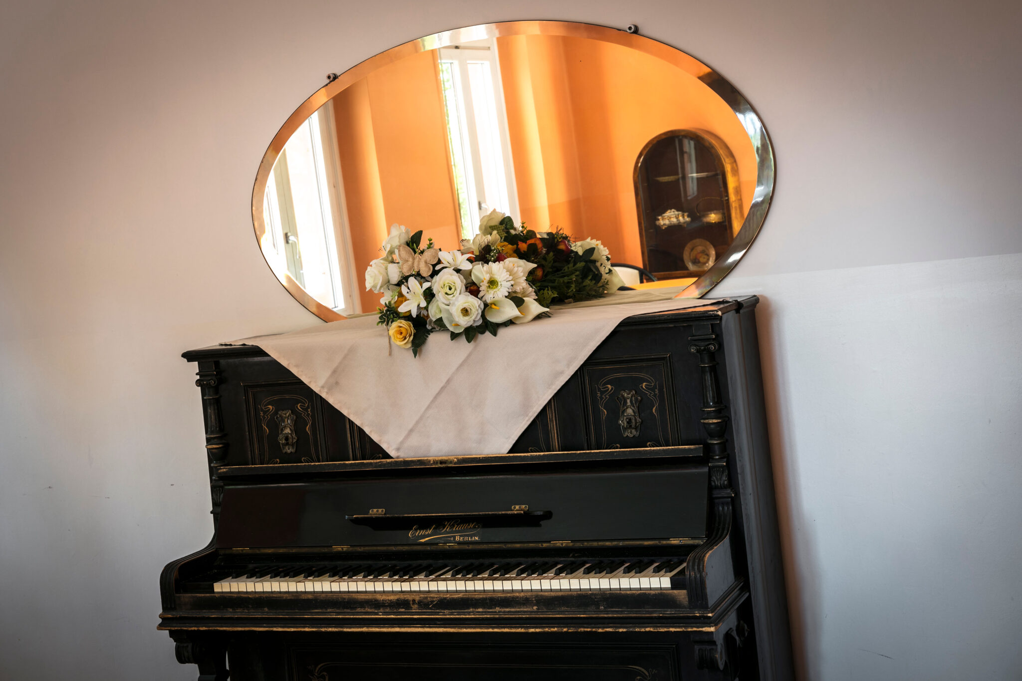 Un'immagine che ritrae strumento musicale, pianoforte, tastiera, composizione floreale e fioraio.