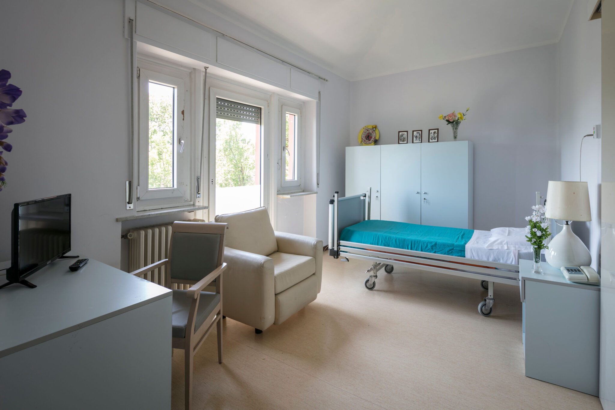 Un'immagine che ritrae design d'interni, mobilia, pavimentazione, soffitto e pavimento.