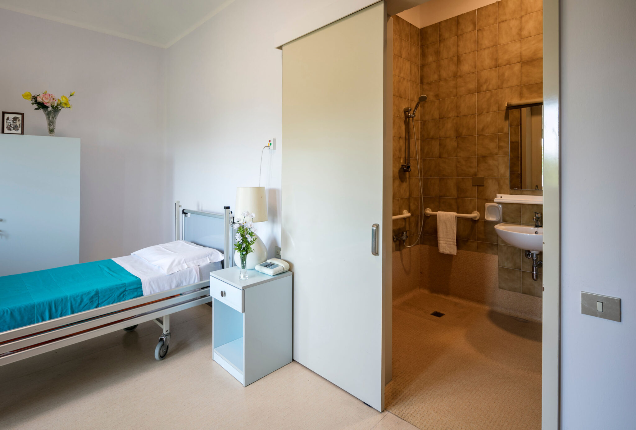 Un'immagine che ritrae design d'interni, pavimentazione, pavimento, mobilia e soffitto.