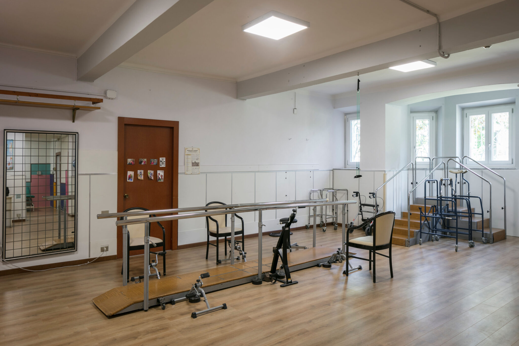 Un'immagine che ritrae pavimentazione, pavimento, legna, pavimenti in legno e design d'interni.