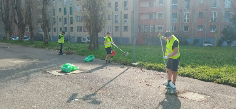 Un'immagine che ritrae abbigliamento ad alta visibilità, ricreazione e a piedi.