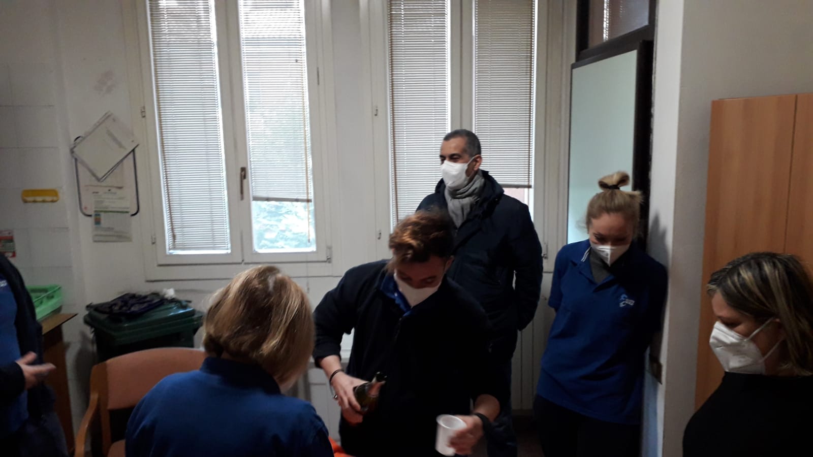 Un'immagine che ritrae mano, capispalla, giacca, camera e felpa.